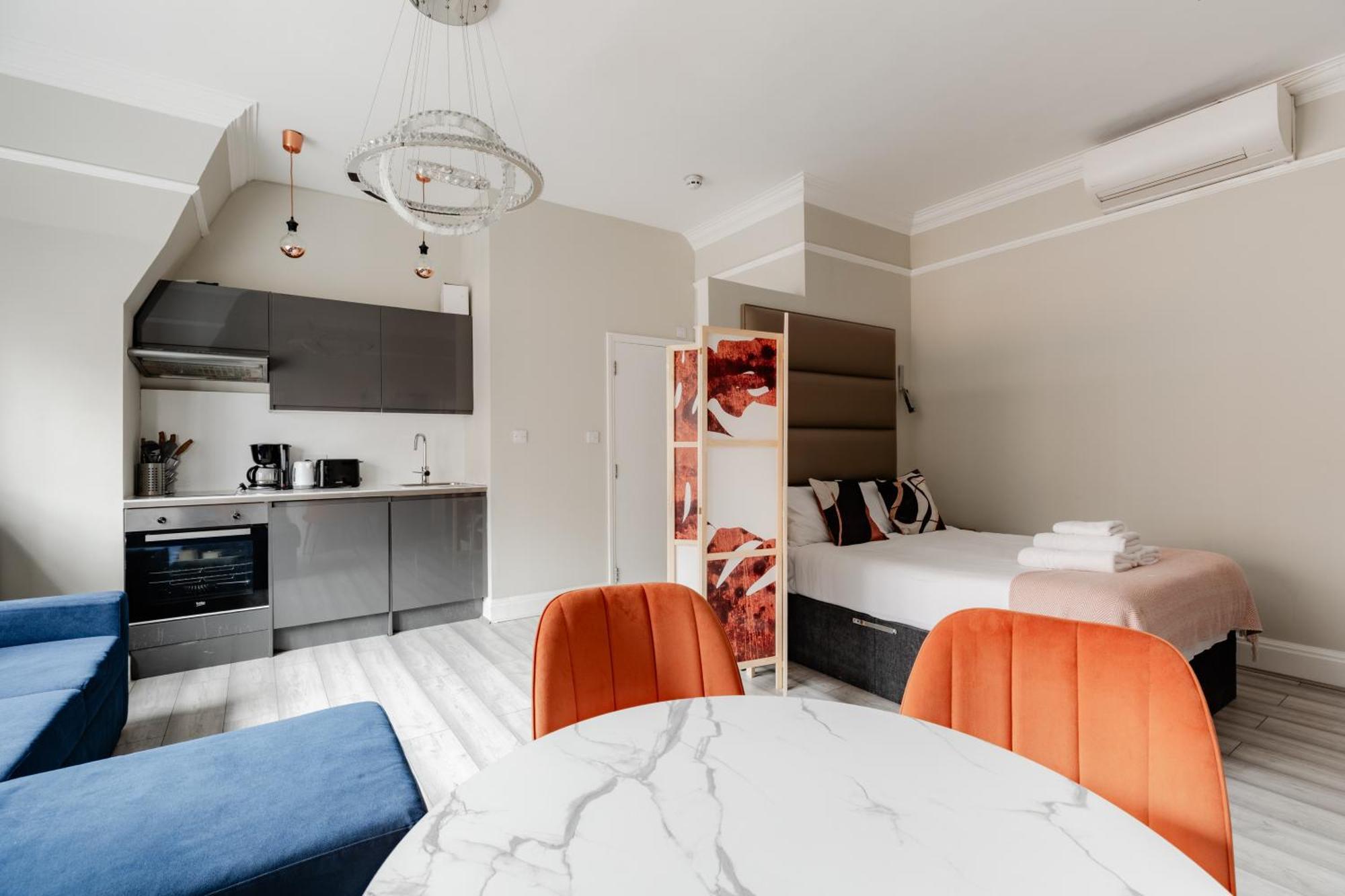 In The Heart Of High Street Kensington Apartment